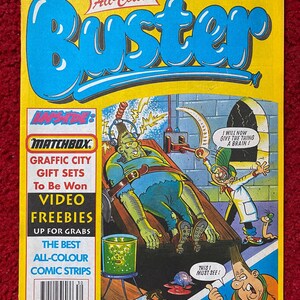 Pode incluir: Uma capa de banda desenhada vintage que apresenta um monstro verde amarrado a uma mesa com um cientista segurando um frasco de cérebros. A banda desenhada é intitulada "Buster" e apresenta o texto "All-Colour" e "25th JULY, 1992" na capa.