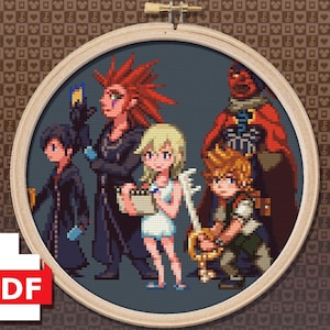 Op de afbeelding: Borduurpatroon met vijf personages uit de Final Fantasy-videogameserie. De personages zijn afgebeeld in een gepixelde stijl, met een blauwe achtergrond. De personages zijn Cloud, Sephiroth, Tifa, Aerith en Zack.