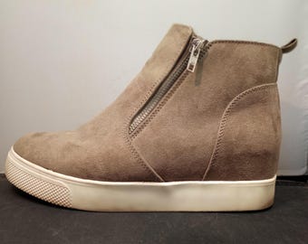 Time and Tru Women's Wedge Sneakers: Beige Suede, Side Zip, Memory Foam, Size 9.5