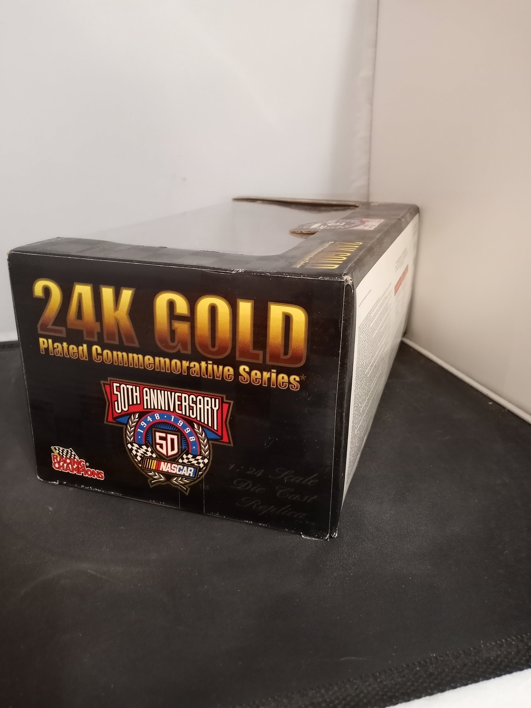 NASCAR 50e Anniversaire - Voiture Lionel 1:24 Plaquée Or 24K - Buckshot Jones #00