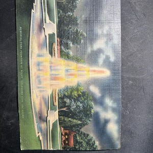 Carte postale vintage en lin d'Oklahoma City, fontaine du parc commémoratif des États-Unis des années 40 la nuit