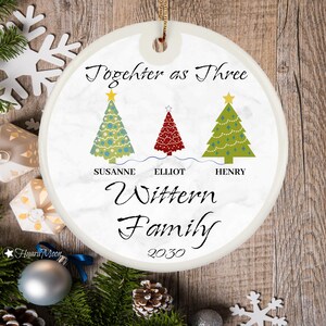 Zusammen als Familie von 3 Ornament, Familie von 3 Weihnachtsschmuck, Baby Weihnachten, personalisierte Familien Ornament, erste Weihnachtsschmuck.