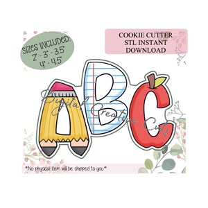 Könnte beinhalten: Ein Ausstechersatz mit den Buchstaben A, B und C, gestaltet mit einem Bleistift, liniertem Papier und einem Apfel. Das Set enthält Größen von 5.08 bis 11.43 cm. Der Text "Cookie Cutter STL Instant Download" ist ebenfalls vorhanden.