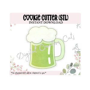 Può includere: Un modello digitale di taglia biscotti a forma di boccale di birra verde con schiuma bianca. Il testo "COOKIE CUTTER (STL) INSTANT DOWNLOAD" è in alto. Sono presenti anche le parole "Digital Creative Cuts".