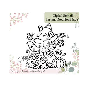 Op de afbeelding: Een zwart-wit digitaal stencilontwerp met een lachende vos omringd door herfstbladeren en een pompoen. De tekst "Digital Stencil Instant Download (svg)" wordt weergegeven. De zin "No physical item will be shipped to you" is ook opgenomen.