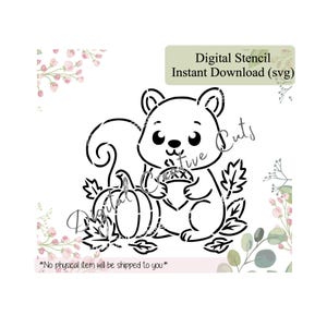 Op de afbeelding: Zwart-wit digitaal sjabloonontwerp met een schattig eekhoorntje dat een eikel vasthoudt en naast een pompoen zit. De tekst "Digital Stencil Instant Download (svg)" wordt weergegeven. De woorden "Digital Creative Cuts" zijn ook zichtbaar.