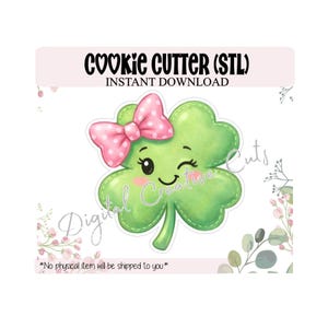 Puede incluir: Imagen de descarga digital de un diseño de cortador de galletas de trébol de cuatro hojas verde. El trébol tiene un lazo rosa con lunares blancos y una cara guiñando un ojo. El texto en la parte superior dice "COOKIE CUTTER (STL) INSTANT DOWNLOAD".