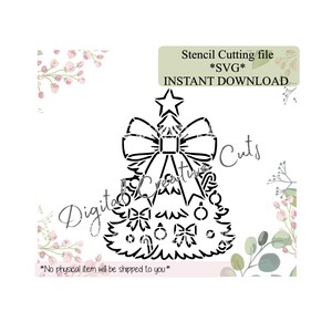 Op de afbeelding: Zwart-wit kerstboom stencil ontwerp met een ster bovenop, strikken en ornamenten. De afbeelding bevat de tekst "Stencil Cutting file *SVG* INSTANT DOWNLOAD" en "Digital Creative Cuts". De tekst "*No physical item will be shipped to you*" is ook opgenomen.