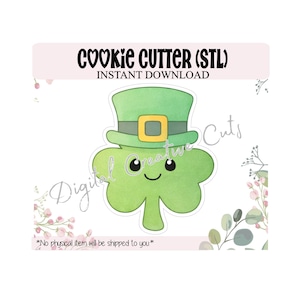 Può includere: Un tagliabiscotti a forma di trifoglio verde con un volto sorridente e un cappello verde con fibbia dorata. Il testo "COOKIE CUTTER (STL) INSTANT DOWNLOAD" è in alto. Il testo "Digital Creative Cuts" è sull'immagine. Il testo "*No physical item will be shipped to you*" è in basso.