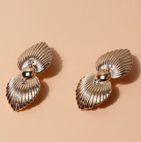 Gold sea shell earring, vintage gold earring - image 2