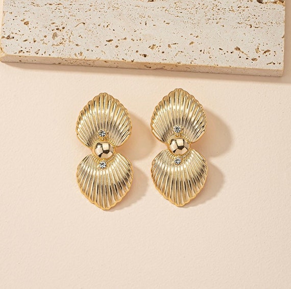 Gold sea shell earring, vintage gold earring - image 7