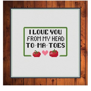 Puede incluir: Patrón de punto de cruz con un marco verde y fondo blanco. El texto dice "Te amo de la cabeza a los pies" con dos tomates rojos y un corazón rosa.