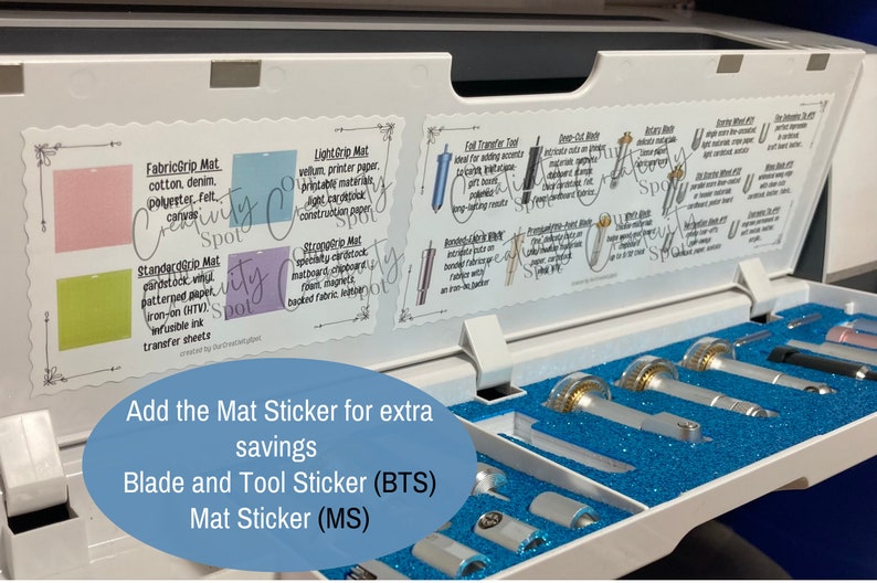 Peut inclure: Une bo&icirc;te blanche ouverte avec un insert en mousse bleue contenant diverses lames et outils de d&eacute;coupe Cricut. La bo&icirc;te a un autocollant sur le devant qui dit "Ajouter l'autocollant de tapis pour des &eacute;conomies suppl&eacute;mentaires Autocollant de lame et d'outil (BTS) Autocollant de tapis (MS)"