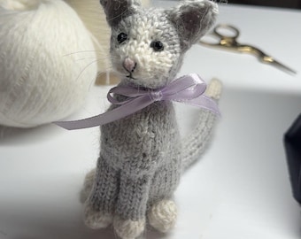 Handgestrickte Graue Wollkatze aus Plüsch mit Lavendel Schleife | Nettes Geschenk für Katzenliebhaber