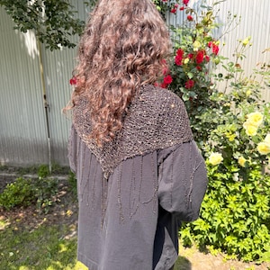 Handgjord sjal med paljettfransar: Lätt metallisk triangelformad sjal