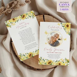 Può includere: Due biglietti commemorativi con disegni floreali e di girasoli. Un biglietto recita "Just a Memory Away" con una poesia. L'altro biglietto dice "Celebrating the Life of Emily Jameson" con una foto e delle date. I biglietti sono su una superficie di legno.