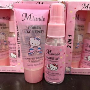 Puede incluir: Set de cosméticos rosa con prebase y spray fijador, con diseños de Hello Kitty. El set incluye un tubo de prebase de 50 ml y un frasco de spray fijador. El embalaje es rosa con el texto "Miundo" y "2 en 1".