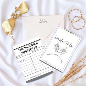 Puede incluir: Disposición de artículos de papelería sobre una superficie blanca. Incluye un sobre crema con la palabra "Love", dos libros y detalles decorativos dorados. Un libro se titula "Little Women Part One".