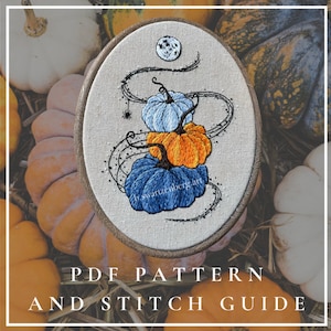 Könnte beinhalten: Gesticktes Oval mit drei gestapelten Kürbissen in Blau, Orange und Hellblau, mit Spinnen- und Monddesign. Der Text "PDF PATTERN AND STITCH GUIDE" steht unten. Der Hintergrund ist eine Sammlung von Kürbissen.