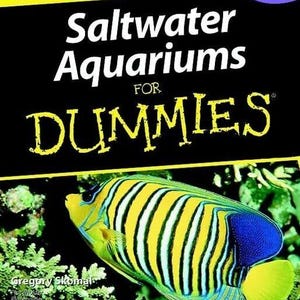 以下が含まれることがあります： 「Saltwater Aquariums for Dummies」の表紙には、黄色と青色の鮮やかな魚と黒い縞模様が描かれています。 本のタイトルは、黒い背景に白と黄色の文字で書かれています。 本のスローガンは「A Reference for the Rest of Us!」です。