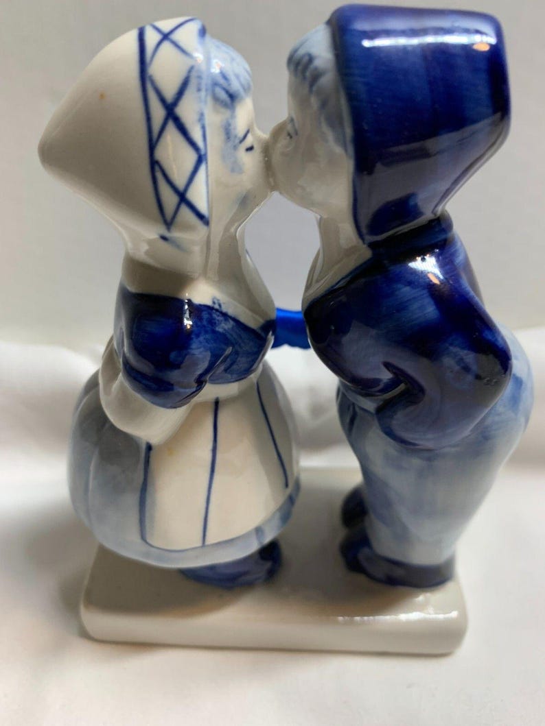 Delft Blue Hand Painted Holland Boy & Girl Kissing Figurine With Bow ...