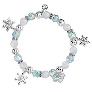 Könnte beinhalten: Ein weiß-silbernes Armband mit Schneeflocken-Anhängern. Das Armband hat eine Mischung aus weißen, irisierenden und silbernen Perlen. Die Anhänger sind detaillierte Schneeflocken-Designs, und ein kleiner Kristall ziert das Armband.