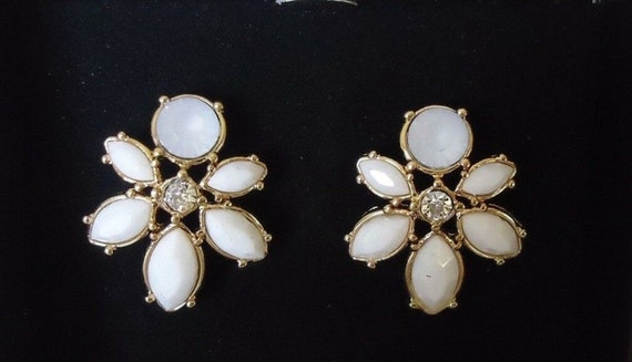 Avon Vintage Floral Clusters Oversized Stud Earri… - image 2