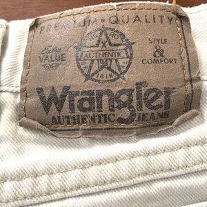 Pantalones vaqueros Wrangler 13MWZTN para hombre, talla 36x30, color beige tostado, corte vaquero, estilo western desgastado. imagen 5