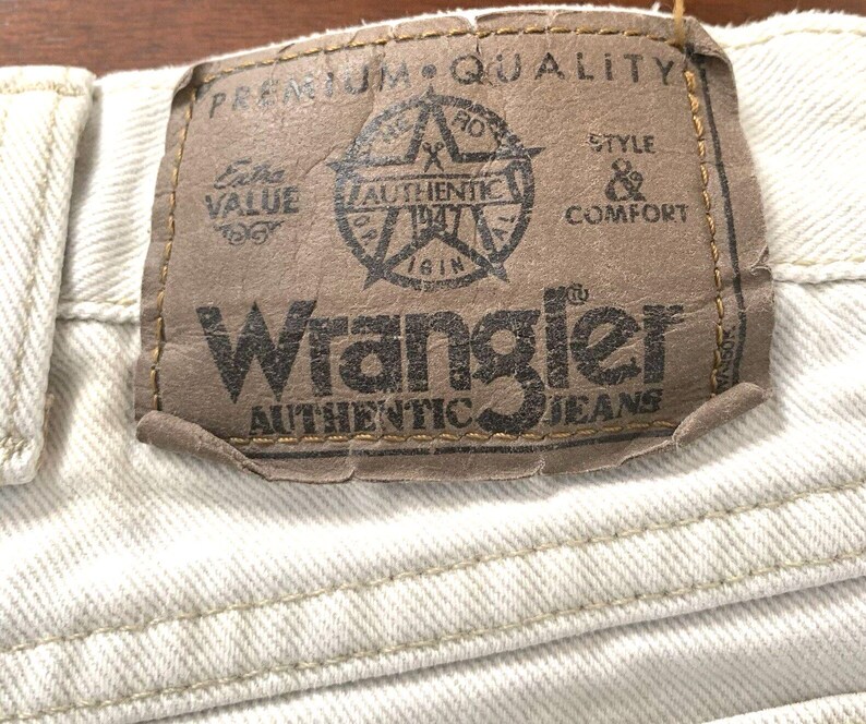 Pantalones vaqueros Wrangler 13MWZTN para hombre, talla 36x30, color beige tostado, corte vaquero, estilo western desgastado. imagen 5
