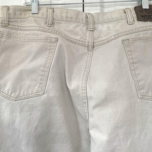 Pantalones vaqueros Wrangler 13MWZTN para hombre, talla 36x30, color beige tostado, corte vaquero, estilo western desgastado. imagen 9