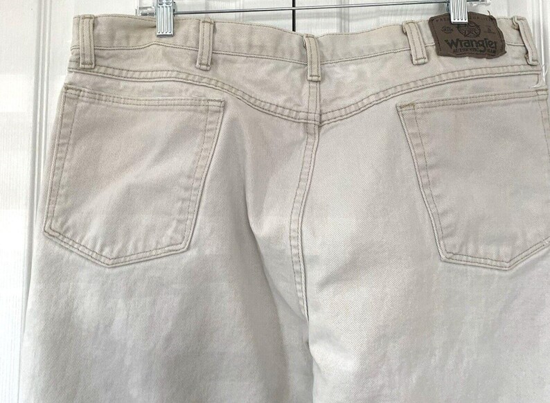 Pantalones vaqueros Wrangler 13MWZTN para hombre, talla 36x30, color beige tostado, corte vaquero, estilo western desgastado. imagen 9