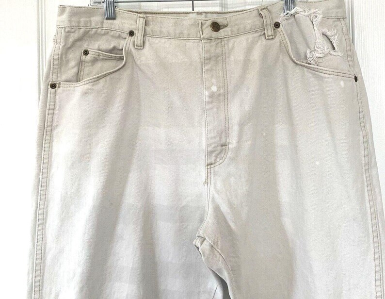 Pantalones vaqueros Wrangler 13MWZTN para hombre, talla 36x30, color beige tostado, corte vaquero, estilo western desgastado. imagen 10