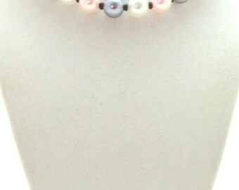 Funda ajustable para cicatriz en el cuello. Collar: perlas de cristal en tonos pastel.
