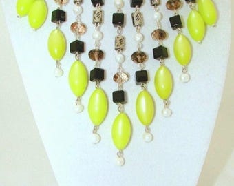 Collar para cubrir cicatrices con cuentas verde lima. Cadena ajustable de acero inoxidable.