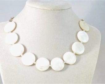 Collar delicado de nácar ajustable para cubrir una cicatriz en el cuello.