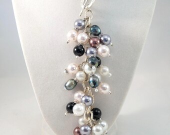 Collar cascada hecho a mano. Racimo de perlas variadas, cadena de plata, accesorio para cubrir cicatrices.