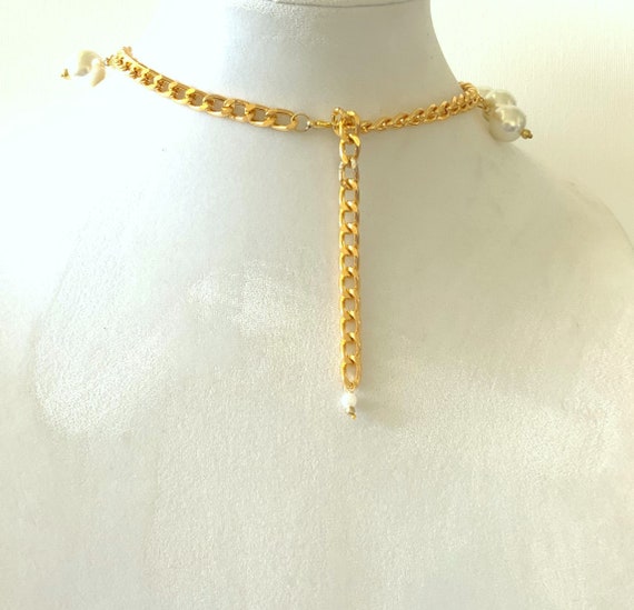 Necklace store covering neck