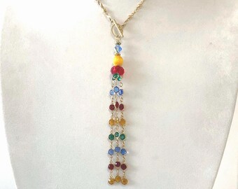 Collar único con borla y cadena dorada para cubrir cicatrices. Cicatriz en el pecho.