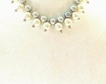 Collar ajustable para cubrir cicatrices en el cuello. Perlas grises y blancas.