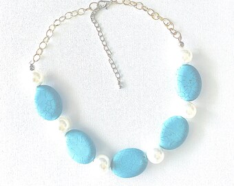 Collar de joyería para cicatrices hecho a mano: Howlita turquesa, perlas de vidrio, cadena ajustable.