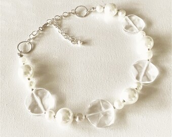 Collar para cubrir cicatrices hecho a mano: discos transparentes, perlas de cristal, ajuste regulable.
