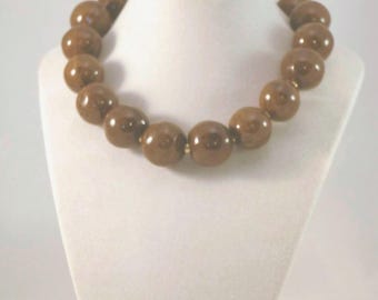 Collar grueso de porcelana marrón: Cubre cicatrices ajustable, detalle de cadena dorada