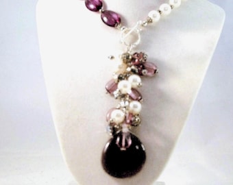 Collar artesanal de perlas y cuentas de vidrio magenta para cubrir cicatrices.