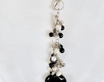 Collar con colgante de obsidiana negra y perlas hecho a mano. Cadena bañada en plata. Joyería para cubrir cicatrices.