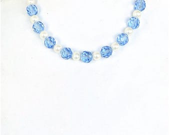 Collar ajustable de perlas y cristal azul: joya llamativa para cubrir cicatrices en el cuello.