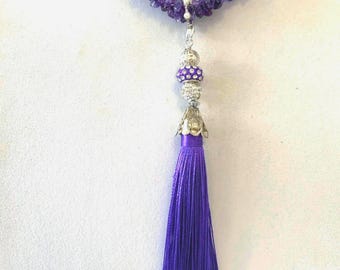 Collar con borla de seda morada. Cubre cicatrices con piedras preciosas de amatista. Cadena ajustable.