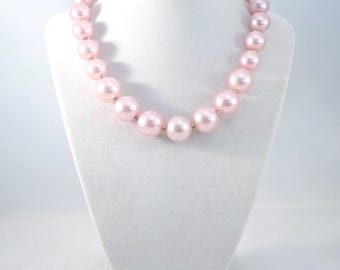 Collar de perlas de cristal rosa: Joyería para disimular cicatrices al estilo de los años 50
