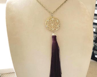 Collar con borla ajustable único: colgante para cubrir cicatrices en tono dorado, borla color burdeos.