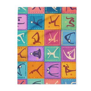 Könnte beinhalten: Eine farbenfrohe Decke mit einem sich wiederholenden Muster von Yoga-Posen in verschiedenen Positionen. Jede Pose ist in einem quadratischen Rahmen mit dekorativen Bordüren angeordnet. Die Farbpalette der Decke umfasst Blau-, Orange-, Lila- und Gelbtöne.