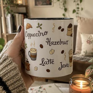 Global Village Coffeehouse-vibbar nostalgi 90-tals kafé, Mugg med mönster av kaffeord | Latte-hasselnöts-Java Cappuccino-accentkaffemugg